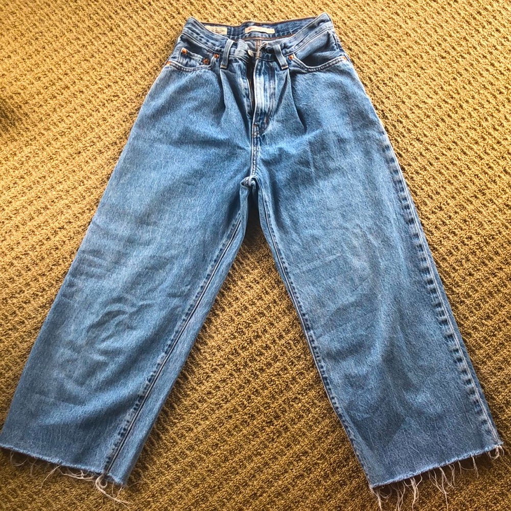 Levi’s rib cage pleated crop jeans. W24 L25